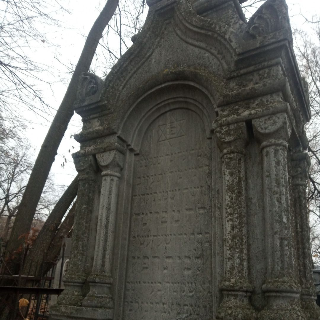 Изучаем тайны старинного еврейского кладбища